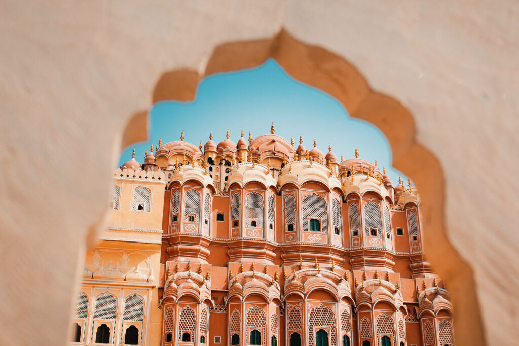 Intérieur du Hawa Mahal ou Palais des vents à Jaipur en Inde de couleur grès rouge et rose