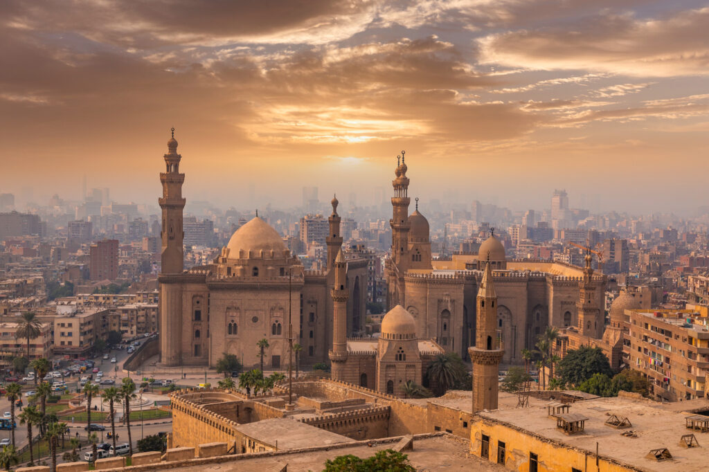 Mosquée-Madrasa du sultan Hassan au coucher du soleil, citadelle du Caire, Égypte