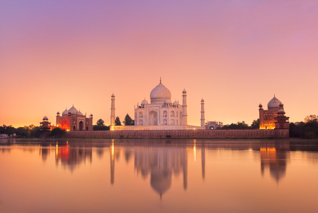 Taj Mahal se reflétant dans une rivière au coucher du soleil, Agra, Inde